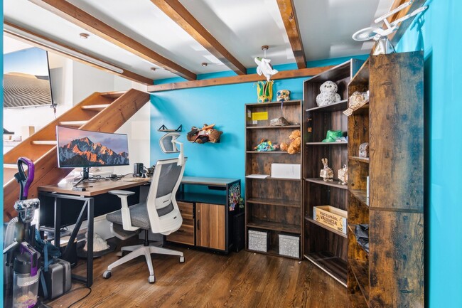 Building Photo - 2343 N Greenview Ave