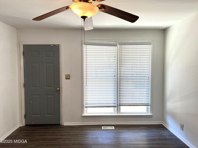 Foto del edificio - 3347 Thunderbird Rd