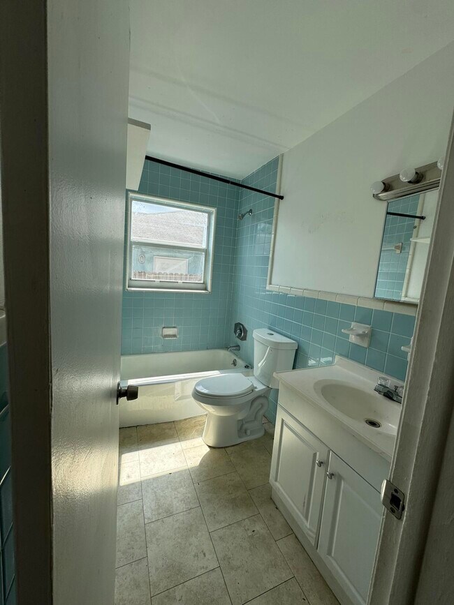 Foto del edificio - 1245 W 35th St