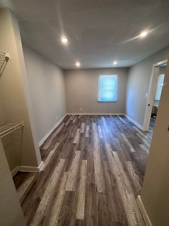 Building Photo - 821-823 S Terrace Dr