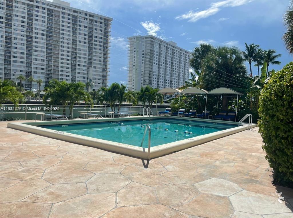 Foto principal - 220 Kings Point Dr