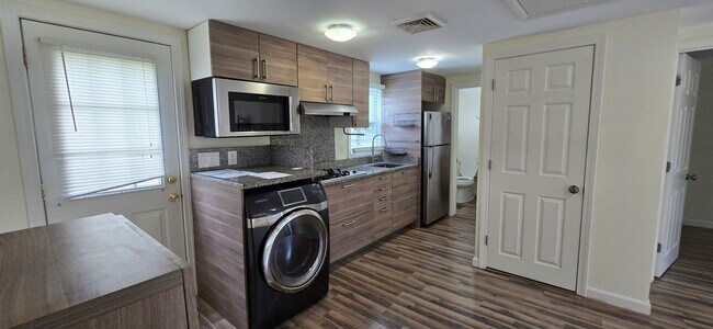 Building Photo - Charming 3BR First-Floor Condo – Walk to B...