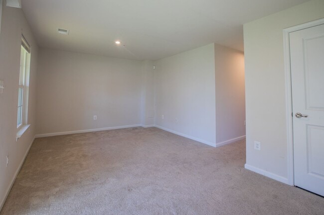 Building Photo - Beautiful 3 BR/2.5 BA Townhome in Brooklyn...