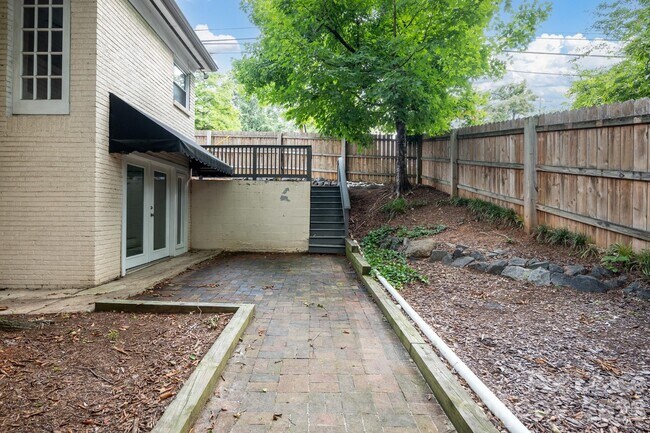 Foto del edificio - 2525 Runnymede Ln
