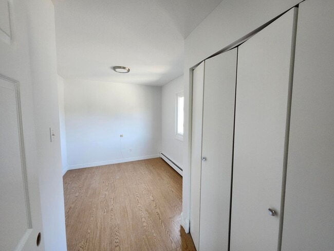 Building Photo - 84 Dufferin Ave