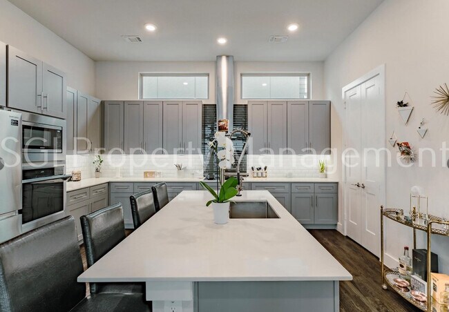 Foto del edificio - Gorgeous townhome ready for move in
