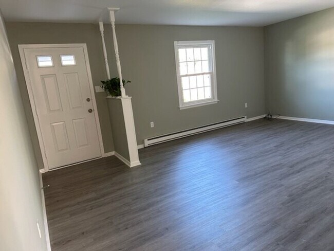 Building Photo - Welcome to this charming 2-bedroom, 1.5-ba...