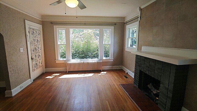Building Photo - 3 BR, 1.5 Bungalow Available in Glen Iris
