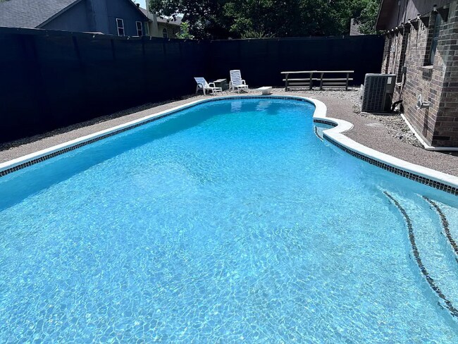 Foto del edificio - 2813 Woodlark Dr