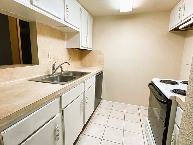 Building Photo - 7200 Clarewood Dr