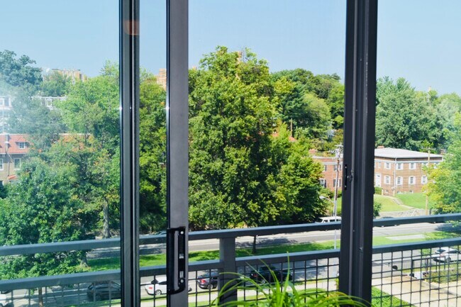 Foto del edificio - 3883 Connecticut Ave NW