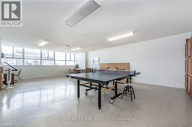 Photo du bâtiment - 375 King St N