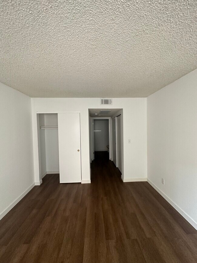 Foto del edificio - 6353 Denny Ave