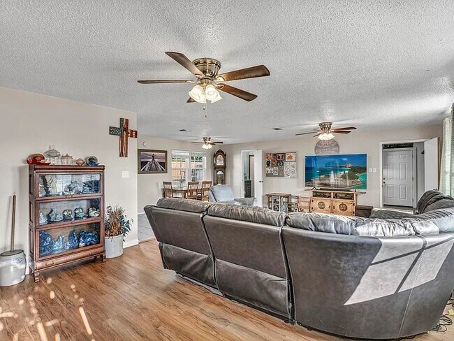 Foto del edificio - 608 Oak Ln