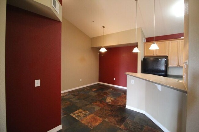 Building Photo - Fantactic Condo