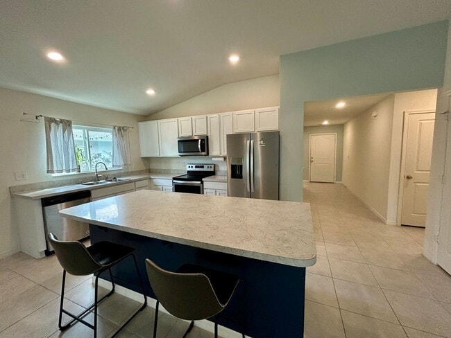 Foto del edificio - Spacious 3-Bed, 2-Bath Fully Gated Home in...
