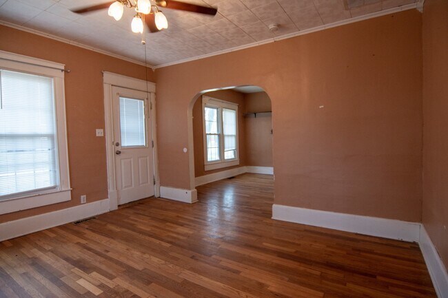 Building Photo - 2 Bedroom 1 Bath