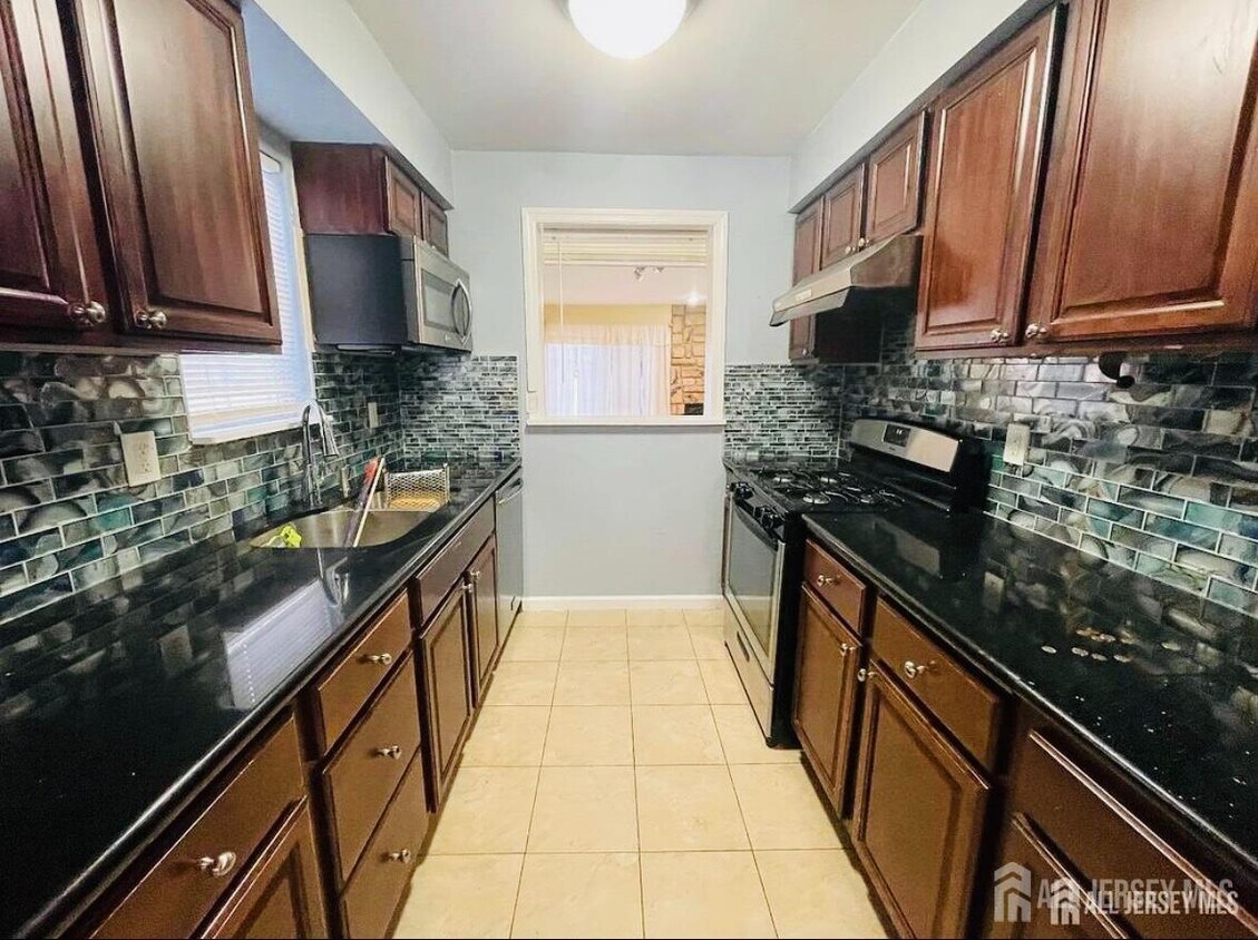Foto del edificio - 94 Brewster Cir