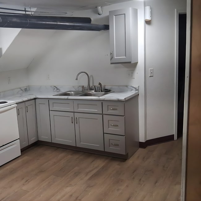 Building Photo - 802 Main St