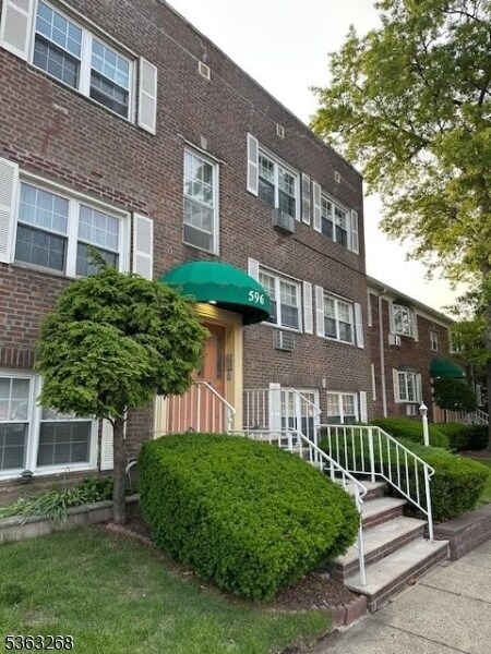 Foto principal - 596 Chestnut St