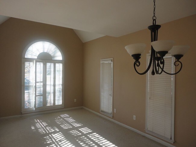 Foto del edificio - 1421 Rosewood Creek Dr