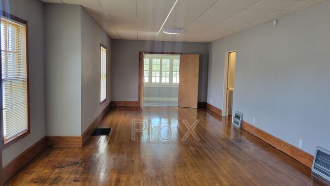 Building Photo - 1702 N Broadway St