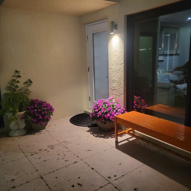 Building Photo - 825 Center St