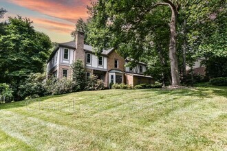 Building Photo - 2030 Spring Branch Dr