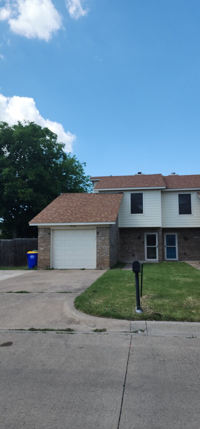 Foto del edificio - Now Leasing Charming 2 bedroom Townhome with garage & fenced backyard.  – 9110 White Settlement R...