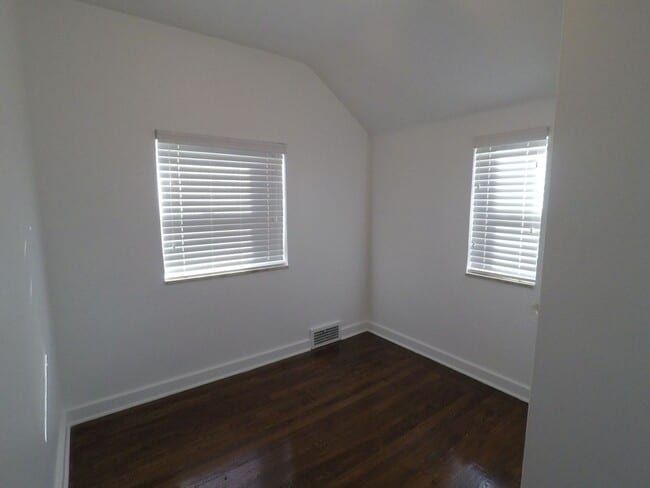 Photo - 3 Bedroom/ 1 Bathroom House for Rent in Brookline!