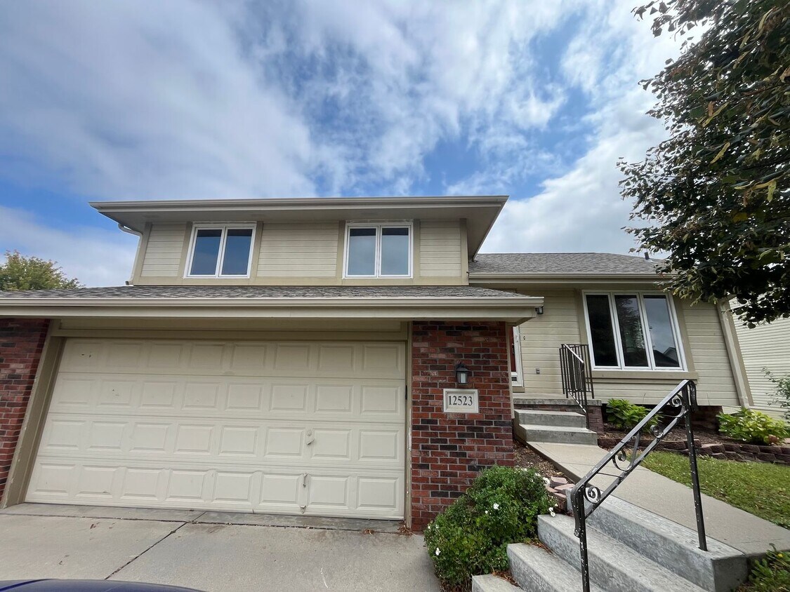 Foto principal - Charming 3-Bed, 2-Bath Gretna Home with Mo...