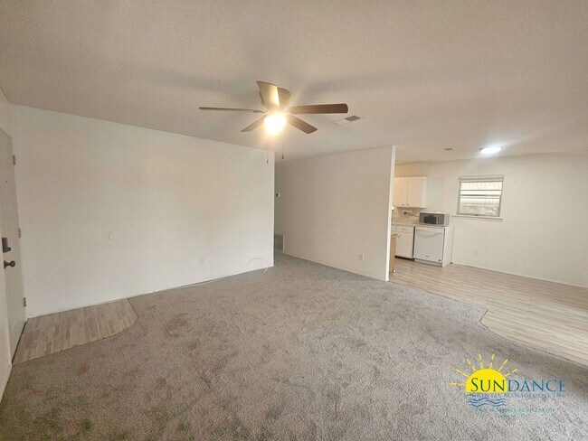 Building Photo - Three bedroom in the heart of Destin!