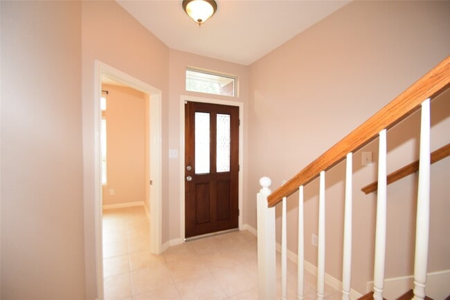 Building Photo - 722 Memorial Heights Dr