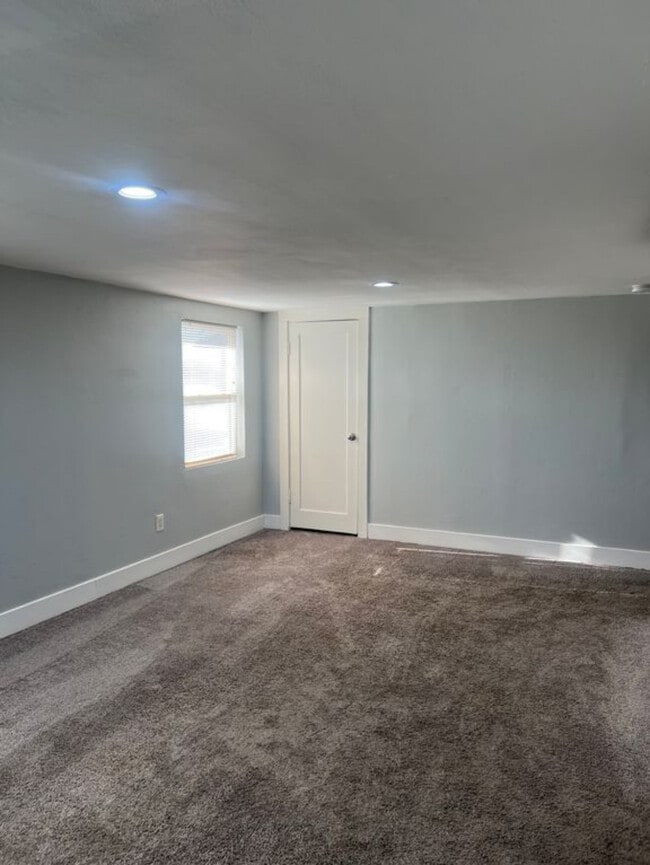 Building Photo - 806 Center St