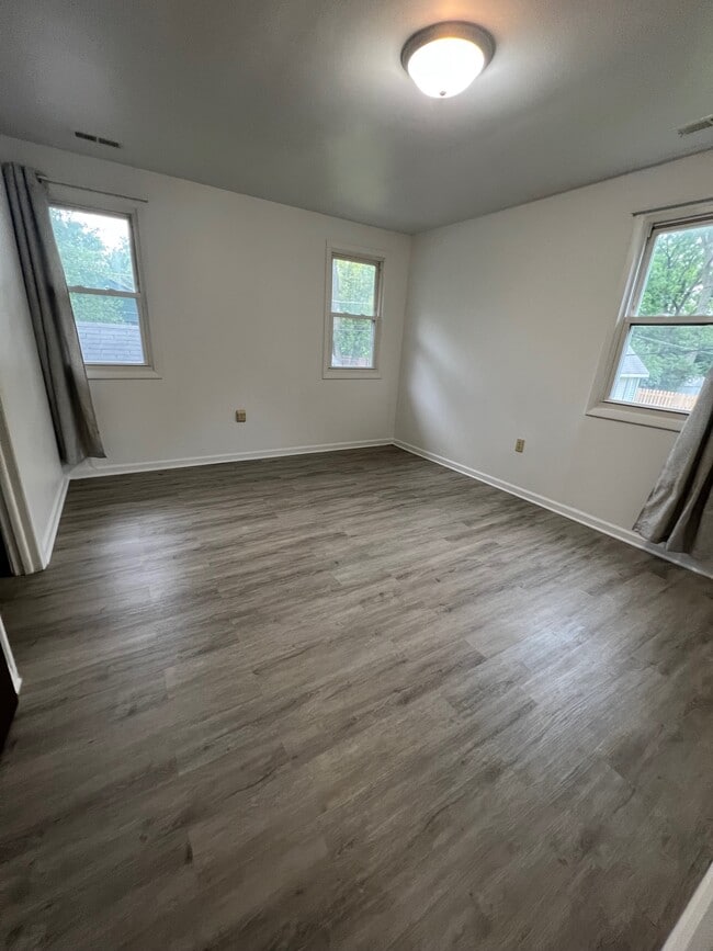 Primary Bedroom - 806 Menominee Dr