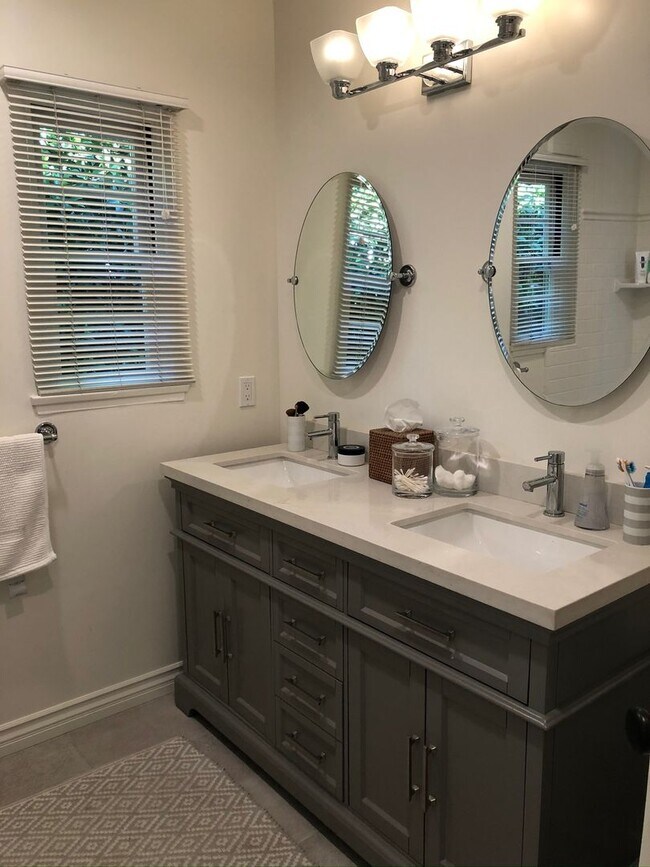 Foto del edificio - Valmonte Beauty 2 Bedroom Beautiful Home  on Corner Lot with Huge yard