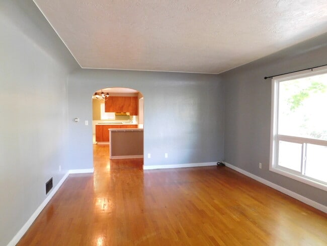 Foto del edificio - 4Bd/1.5Ba Two Story Home - Available End o...