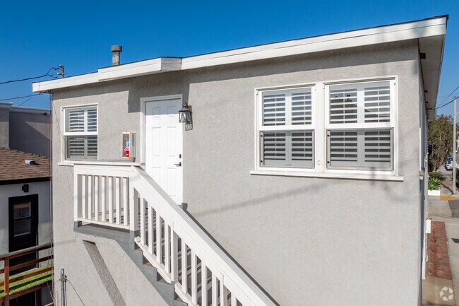 Entrada - 2923 Manhattan Ave