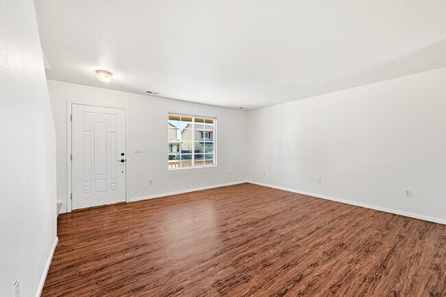 Foto del edificio - $1,995.95, 3-bed, 2.5 bath, located in Colorado Springs with a fenced backyard.