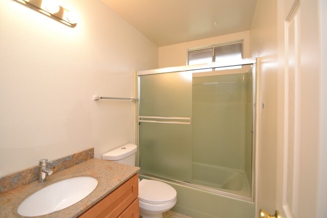 Unit C Bath - 1650 Tyler St
