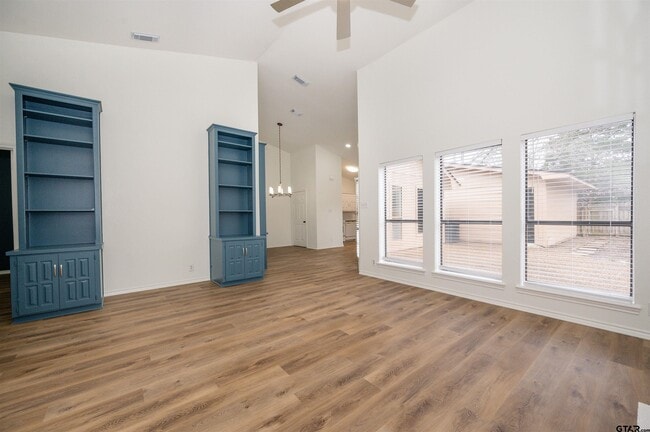 Building Photo - 5819 Hollytree Dr