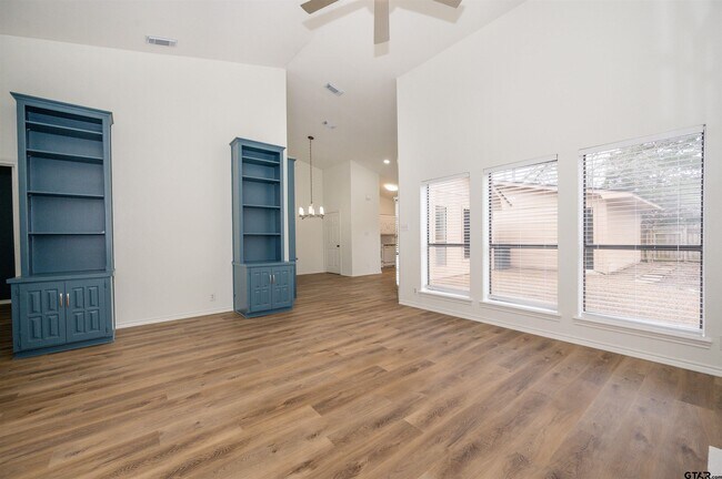 Foto del edificio - 5819 Hollytree Dr