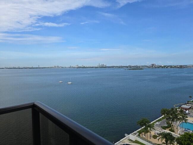 Foto del edificio - 600 NE 36th St