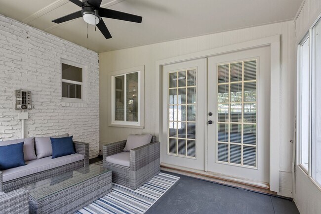 Foto del edificio - 3 bedroom 2 bath house 1-car garage walk to TMH!! Available in MAY!