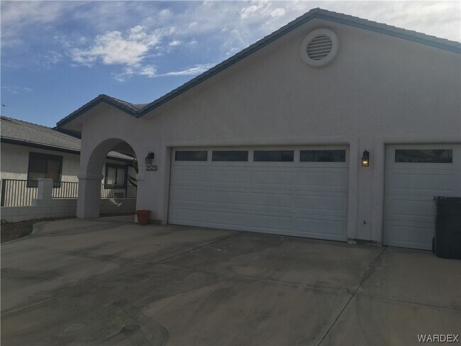 Building Photo - 2523 Country Club Dr