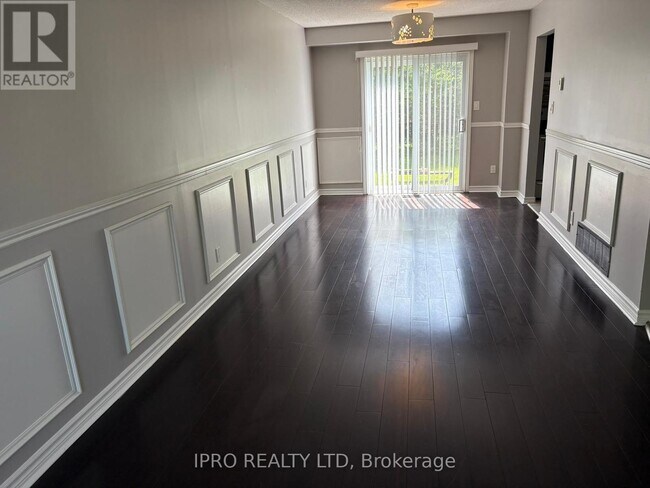 Building Photo - 3255 Anderson Crescent