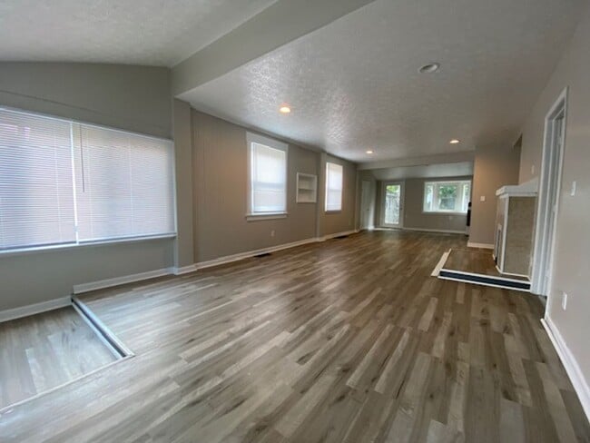 Building Photo - Welcome to this charming 3 bedroom, 1 bath...
