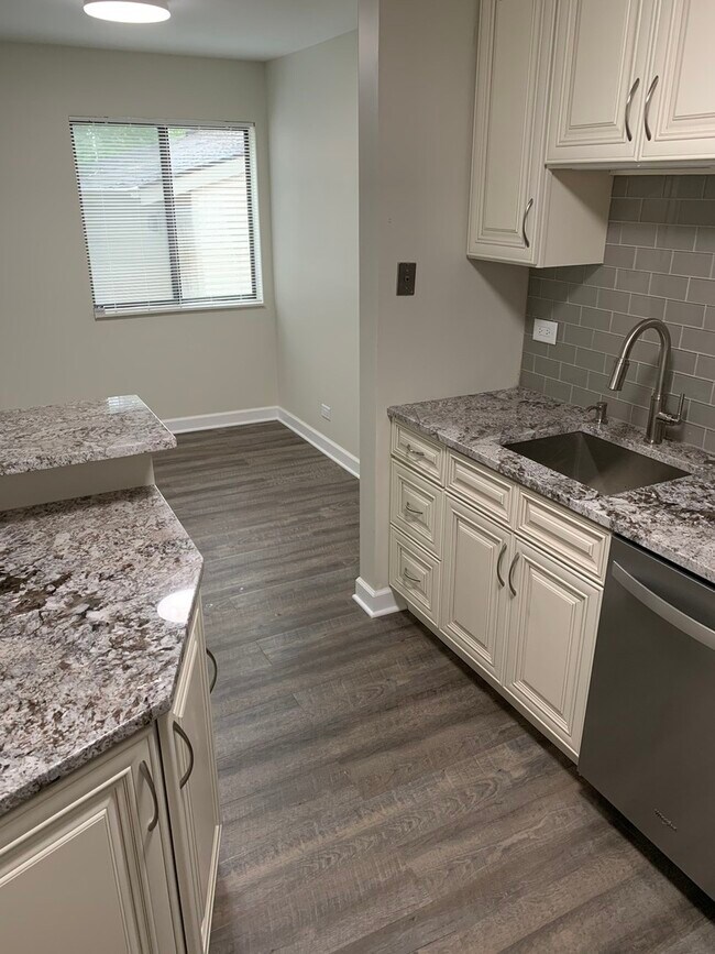 Building Photo - 540 Del Lago Dr