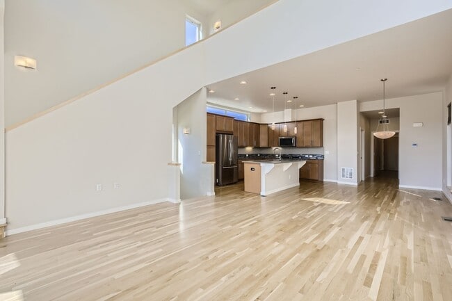 Building Photo - Stunning 4 bed/3.5 bath Hecla Lake Home!