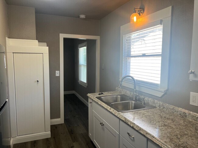 Building Photo - Updated One Bedroom Cottage With Private Yard